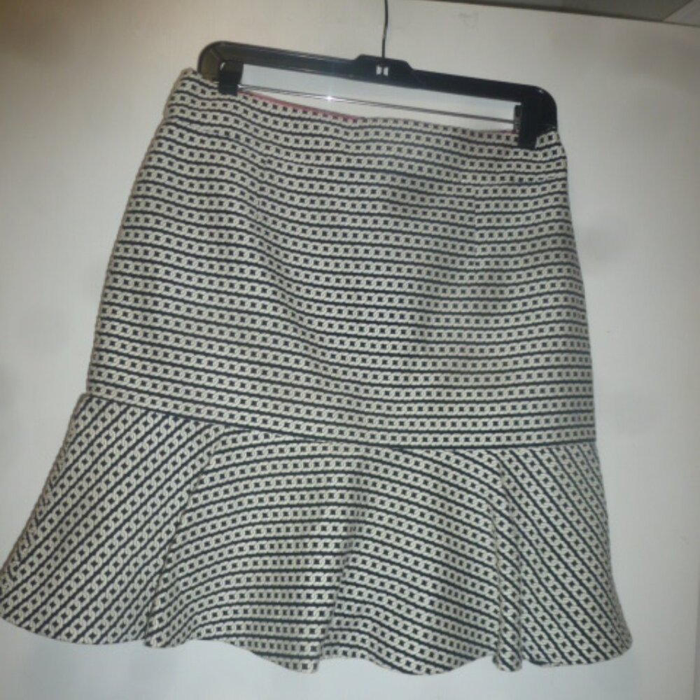 Classic Mini Pencil Silhouette Skirt with Ruffled Hem – Size 4
